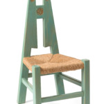 Modello colorato con decorazioni ad intaglio sullo schienale