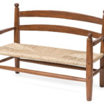 Modello finito di panca in legno con seduta impagliata