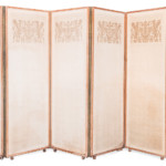 L'oggetto è realizzato in legno e tela con decoro a pibiones e si trova nella stanza presidenziale della Prefettura di Nuoro