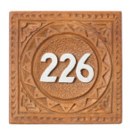 Formella intagliata con numero indicatore della stanza