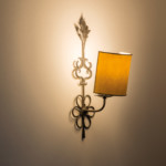 Lampada da parete in ottone con paralume in tela