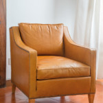 Modello realizzato con rivestimento in pelle di capra bullettonata alla francese