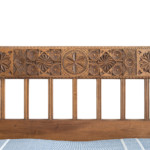 testata decorata ad intaglio con motivi tradizionali